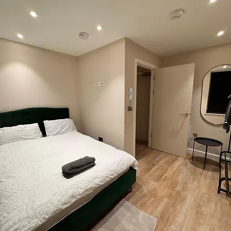 Elite - Leeds * Leeds (West Yorkshire)